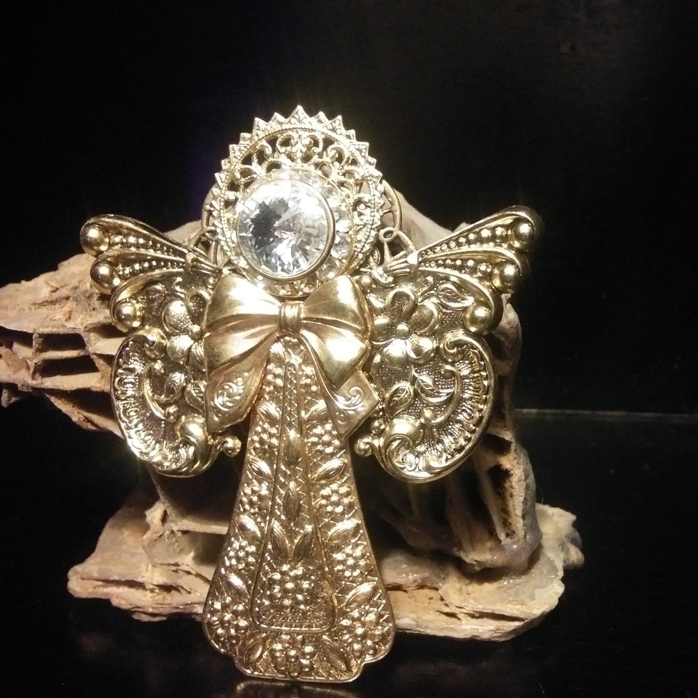 Lady's angel pin